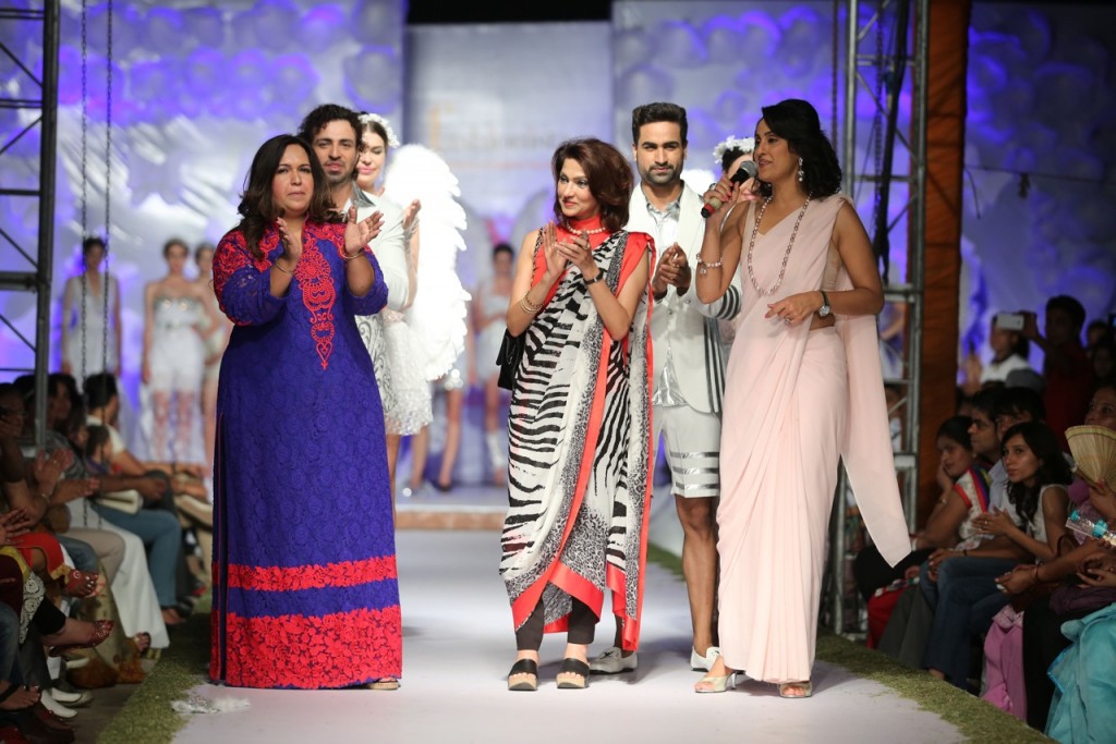 (从左到右)Neetu Pavan Manikatalia, Vandy Mehra, Shivani Wazir和模特们在时装秀的最后