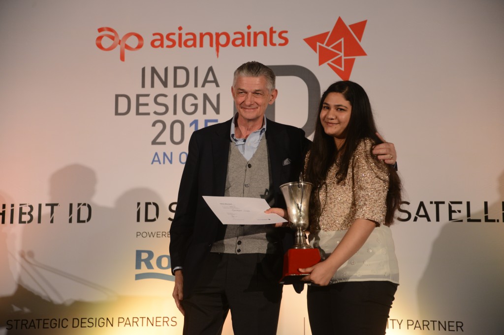 卡佩里尼先生为edda - Manpreet Singh产品设计奖得主颁奖