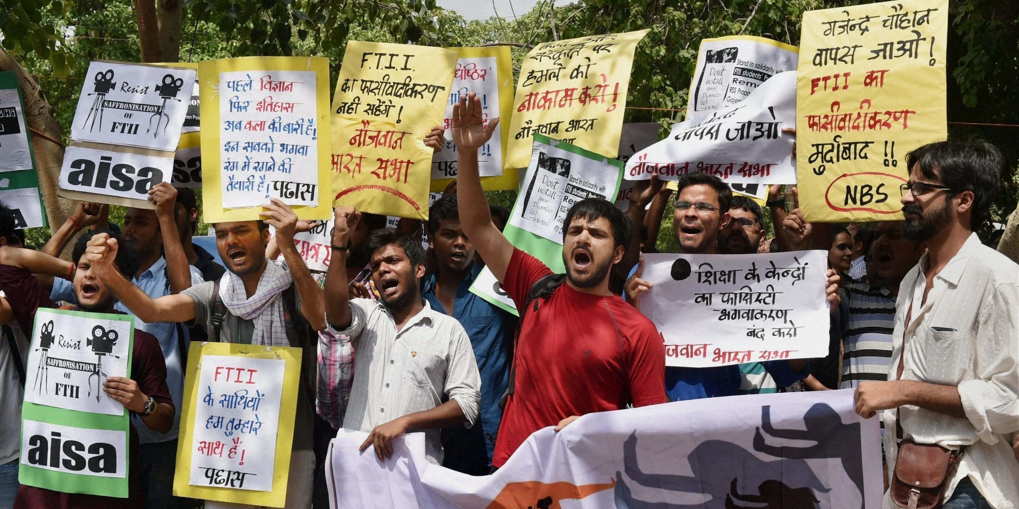 新德里:周五，学生们抗议Gajendra Chauhan被任命为FTII管理委员会主席。摄影:Atul Yadav (PTI7_3_2015_000068B)