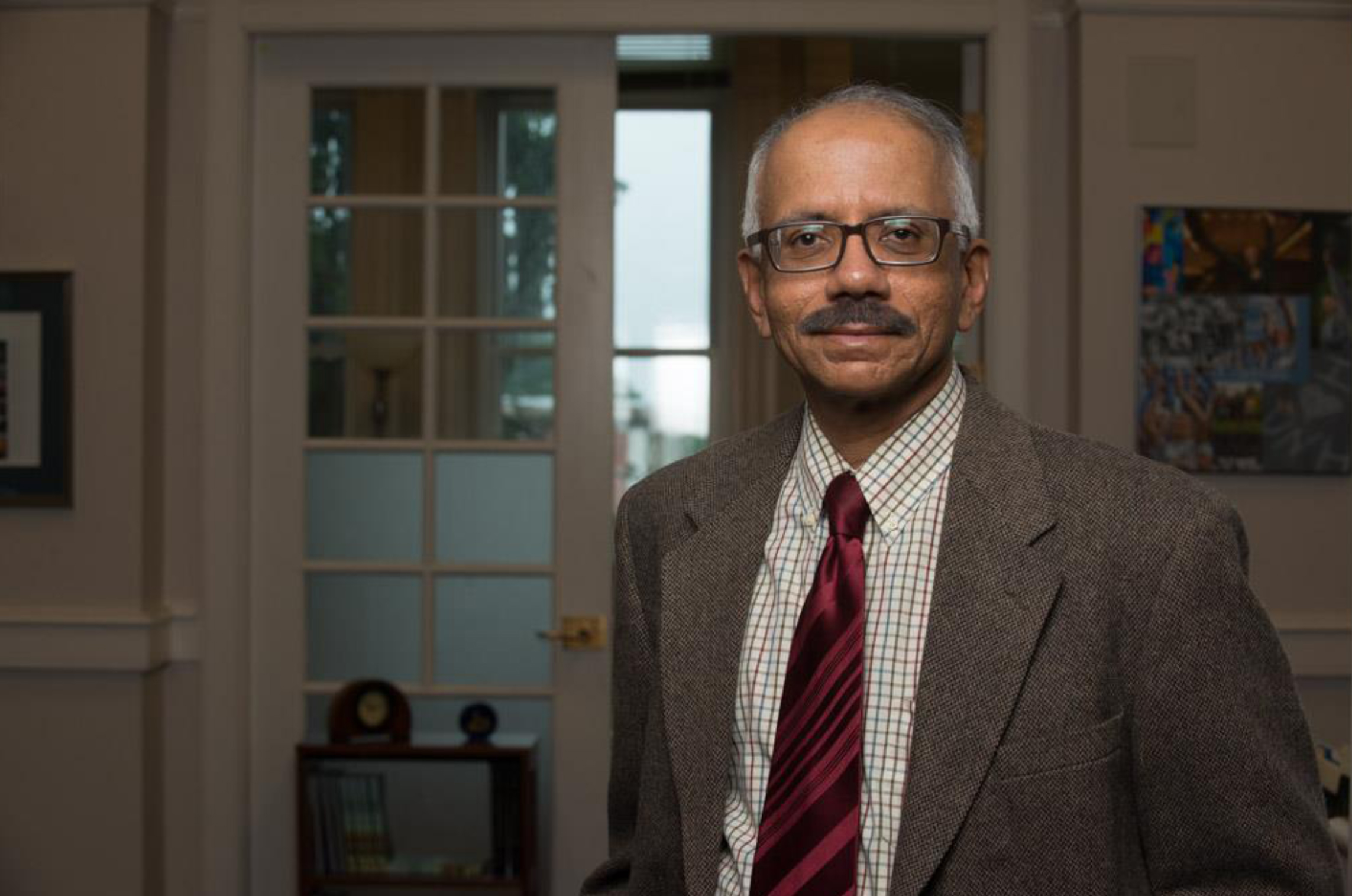 Vasudevan博士是新罕布什尔大学负责学术事务的副校长