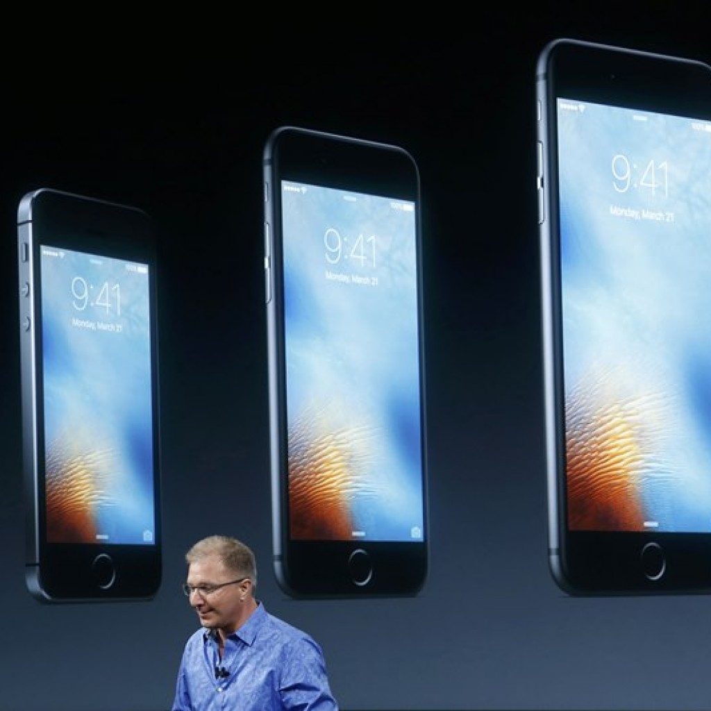 2016年3月21日，苹果公司副总裁Greg Joswiak在加州库比蒂诺的苹果总部发布会上介绍iPhone SE。路透/斯蒂芬•林