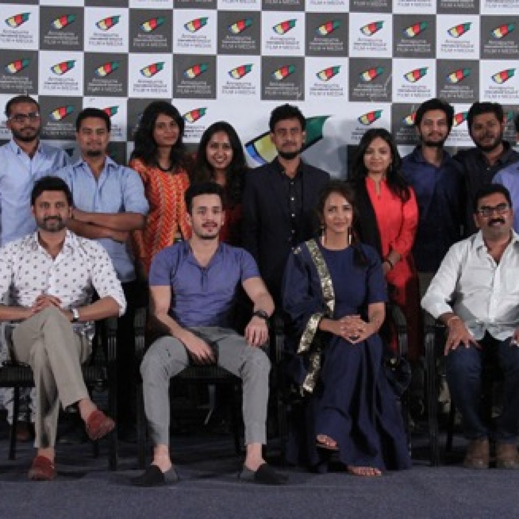 从左到右转学生（后面），院位，院长，巴拉先生，演员苏兰教，演员Akhil Akkineni，女演员Lakshmi Manchu，剧本和故事作家Mr。Gopi Mohan，董事 -  Kalyan Krishna