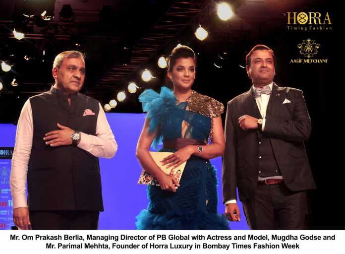 在孟买时代时装周上，PB全球董事总经理Om Pakash Berlia先生与演员和模特Mugdha Godse和Horra Luxury创始人Parimal Mehhta先生