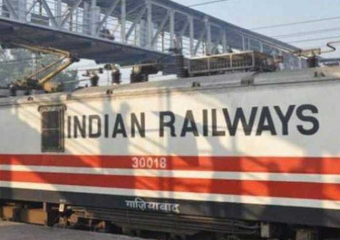印度铁路下令在75个火车站安装100英尺高的印度国旗