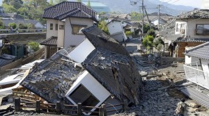 2016年4月16日星期六，日本南部熊本县正树町发生地震，房屋被毁。周六早些时候，一场强烈地震袭击了日本南部，而就在24小时前，一场较小的地震袭击了同一地区。(Ryosuke Uematsu/共同社通过美联社)日本退出，强制性信贷